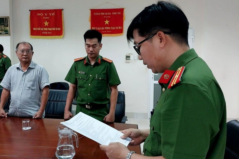 Cán bộ Cơ quan CSĐT - Công an tỉnh đọc lệnh khởi tố bị can đối với ông Phạm Minh An.
