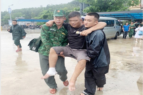 Quân y Bộ đội biên phòng Quảng Ninh đưa người bị nạn đến Trạm xá sơ cứu.