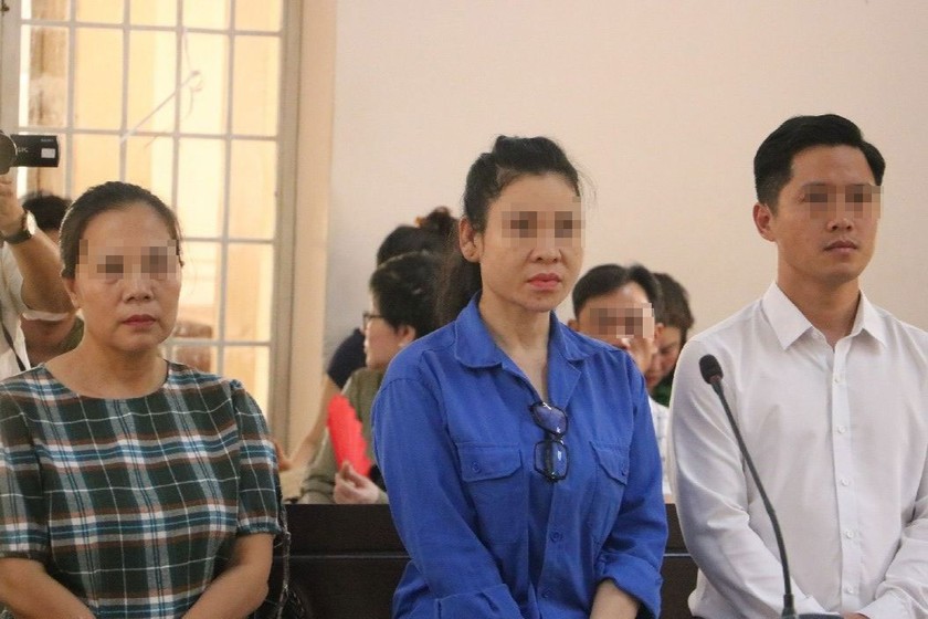 Trà (đứng giữa) cùng bị cáo Lan và Việt Anh tại phiên tòa. (Ảnh: B.Yên) 