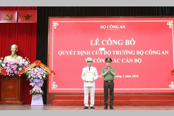 Thứ trưởng Bộ Công an Lê Quốc Hùng trao Quyết định của Bộ trưởng Bộ Công an cho Đại tá Vũ Như Hà (Ảnh: Hoàng Thu)