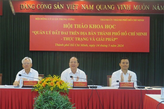Các đồng chí chủ trì Hội thảo khoa học “Quản lý đất đai trên địa bàn TP Hồ Chí Minh: Thực trạng và giải pháp”.