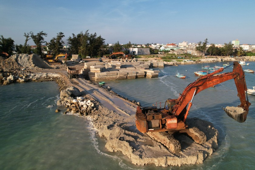 Đầu tư dự án xây kè chống xói lở đảo Phú Quý