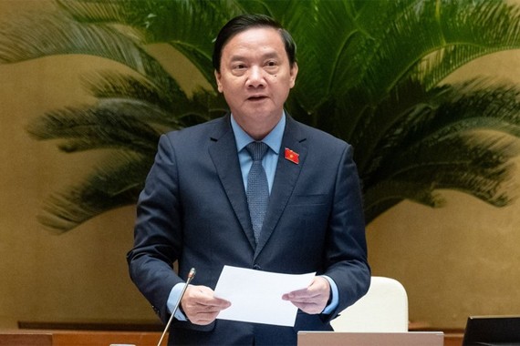 Phó Chủ tịch Quốc hội Nguyễn Khắc Định chia buồn với các nạn nhân vụ cháy tại Cầu Giấy, Hà Nội. (Ảnh: Phạm Thắng)