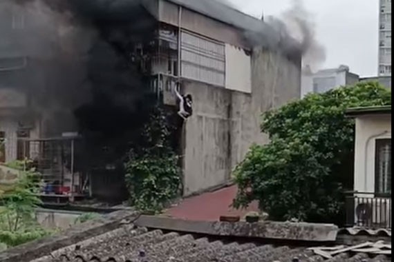 Thót tim cảnh người đàn ông trèo tường cứu 2 người khỏi đám cháy ở Hà Nội sáng nay