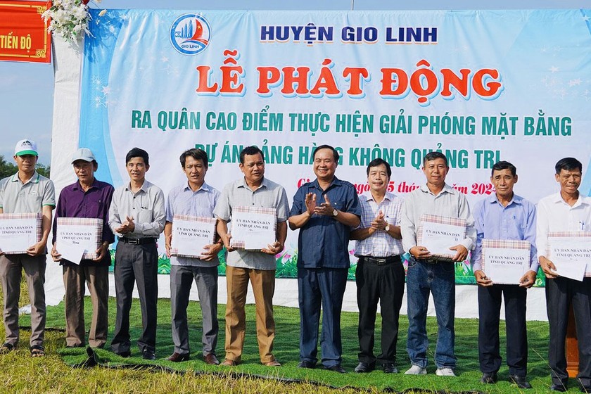 Chủ tịch UBND tỉnh Quảng Trị Võ Văn Hưng trao quà cho các thôn bị ảnh hưởng giải phóng mặt bằng.