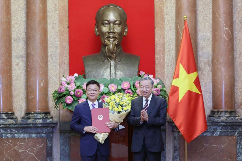Chủ tịch nước Tô Lâm trao Quyết định bổ nhiệm cho Phó Thủ tướng Lê Thành Long. Ảnh: TTXVN