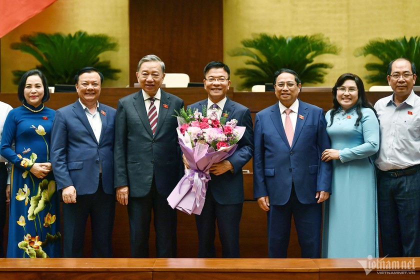 Chủ tịch nước Tô Lâm, Thủ tướng Phạm Minh Chính cùng các Đại biểu Quốc hội chúc mừng tân Phó Thủ tướng Lê Thành Long. (Ảnh: VietNamNet)