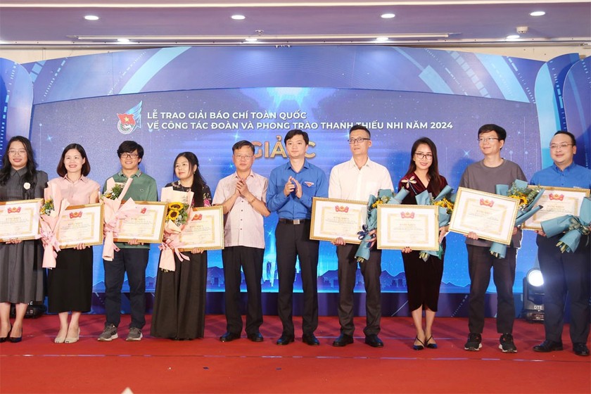 Phóng viên Lê Võ Nguyệt Thương (thứ 4 từ trái qua) vinh dự được trao giải Khuyến khích cuộc thi.