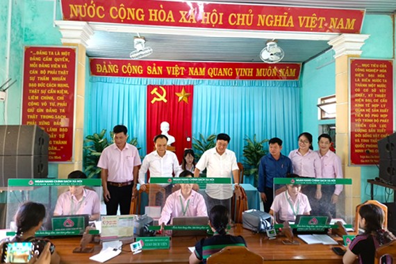 Lãnh đạo NHCSXH Việt Nam kiểm tra việc triển khai thực hiện tín dụng chính sách tại UBND xã Quảng Nhâm, huyện A Lưới, tỉnh Thừa Thiên Huế.