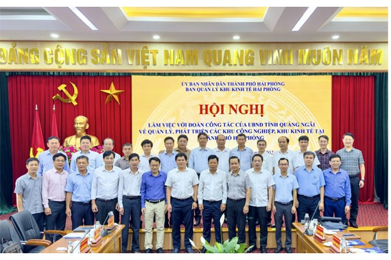 Lãnh đạo Ban Quản lý KKT TP Hải Phòng và đoàn công tác tỉnh Quảng Ngãi chia sẻ kinh nghiệm đầu tư phát triển Khu kinh tế.