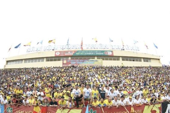 25.000 khán giả có mặt trên sân vận động Thiên Trường trong ngày Thép Xanh Nam Định giành ngôi vô địch. Ảnh: VPF