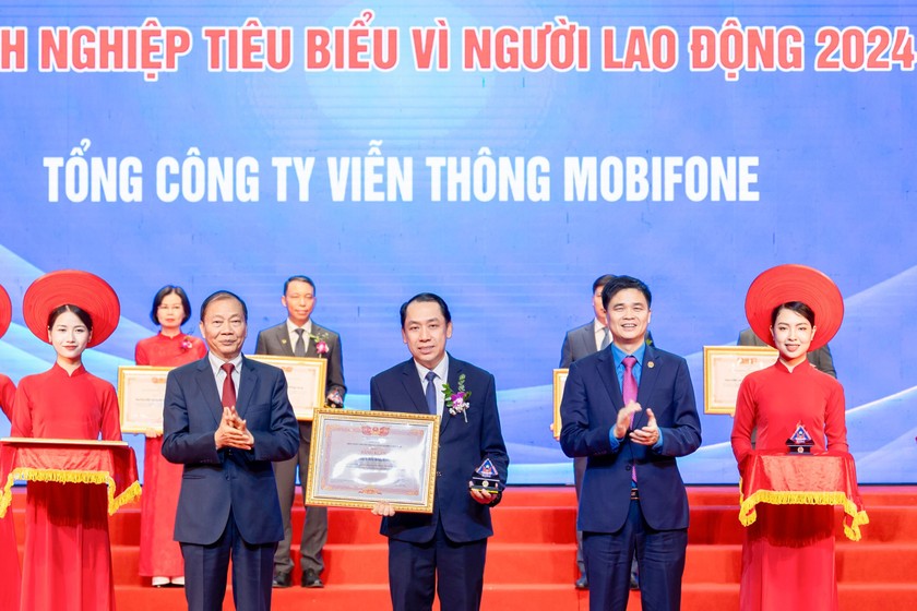 Ông Bùi Sơn Nam, Phó Tổng Giám đốc, đại diện Tổng Công ty Viễn thông MobiFone nhận bằng khen “Doanh nghiệp tiêu biểu vì Người lao động” năm 2024.