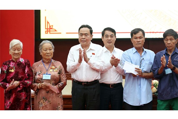 Chủ tịch Quốc hội Trần Thanh Mẫn trao quà tặng người có công với cách mạng tỉnh Hậu Giang. (Ảnh: T.C)