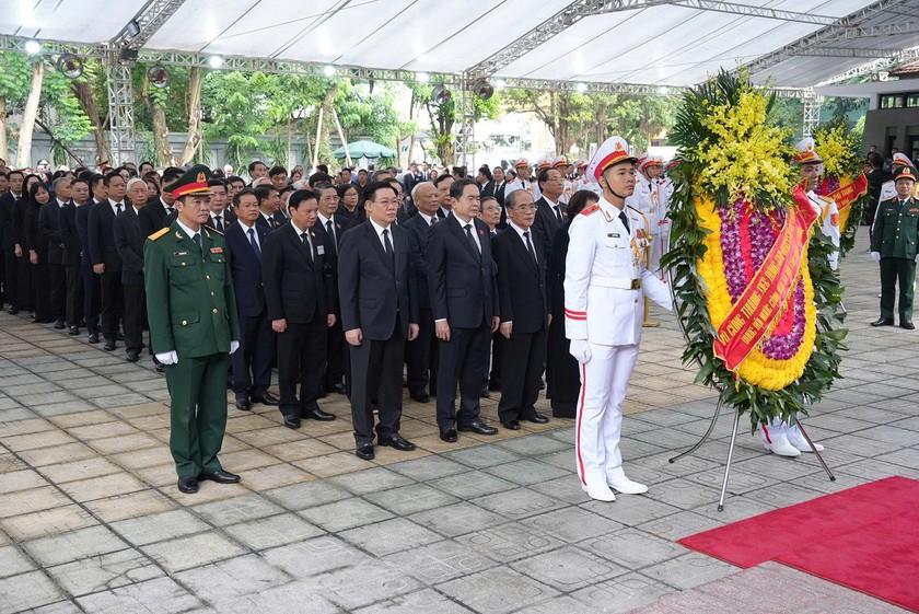 Đoàn Quốc hội Nước Cộng hòa Xã hội Chủ nghĩa Việt Nam do Chủ tịch Quốc hội Trần Thanh Mẫn làm Trưởng đoàn vào viếng.