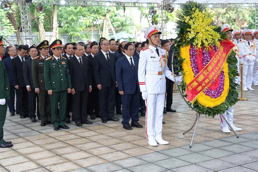 Đoàn Chính phủ Nước cộng hòa Xã hội chủ nghĩa Việt Nam do Thủ tướng Phạm Minh Chính làm trưởng đoàn vào viếng.