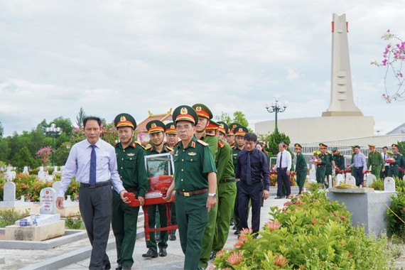 Các đại biểu đưa hài cốt liệt sỹ về nơi an táng.