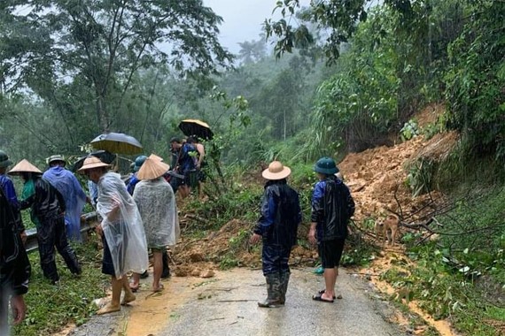 Sạt lở đất khiến 2 người đi đường bị thương 