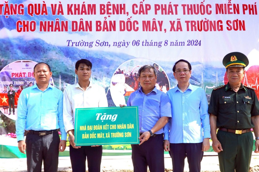 Bí thư Tỉnh ủy Quảng Bình Vũ Đại Thắng trao biển tượng trưng hỗ trợ kinh phí xây dựng nhà "Đại đoàn kết" cho các hộ dân đặc biệt khó khăn tại bản Dốc Mây, xã Trường Sơn.