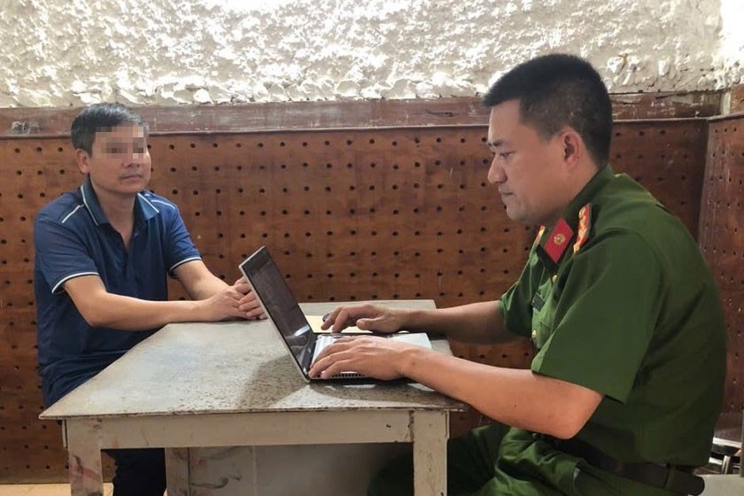 Đối tượng Trần Văn Huy tại cơ quan công an