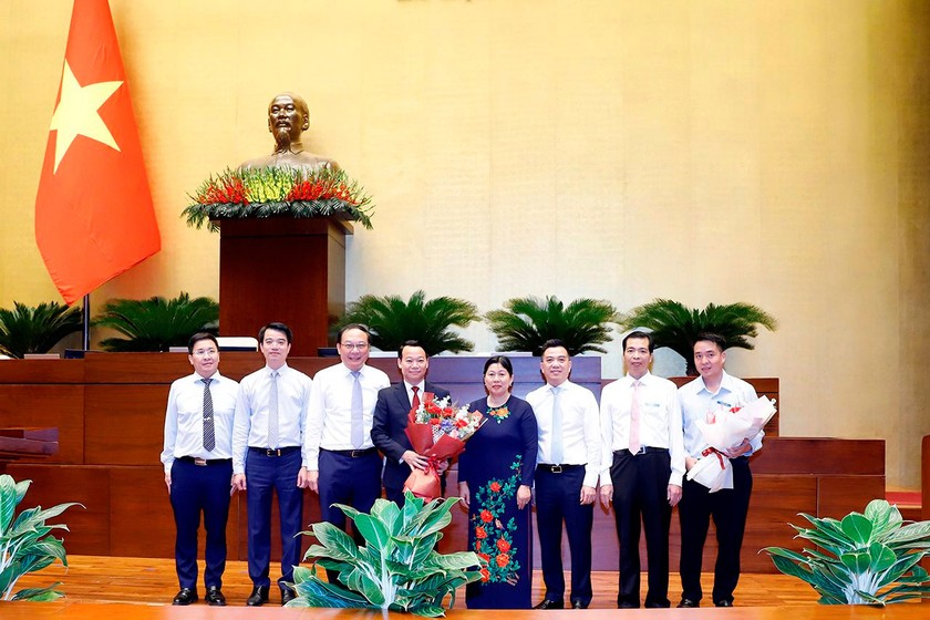 Bộ trưởng Đỗ Đức Duy chụp ảnh lưu niệm với lãnh đạo Bộ Tài nguyên và Môi trường.