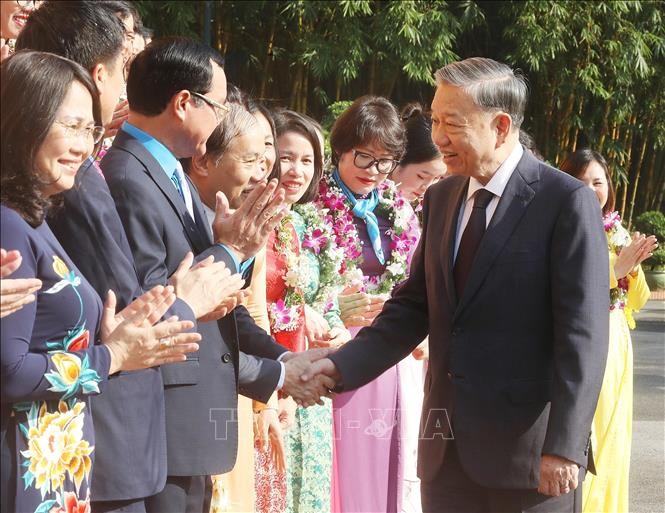 Tổng Bí thư, Chủ tịch nước Tô Lâm với đại biểu được tôn vinh trong phong trào thi đua &quot;Tham mưu giỏi, phục vụ tốt&quot; giai đoạn 2019-2024. Ảnh: Lâm Khánh /TTXVN