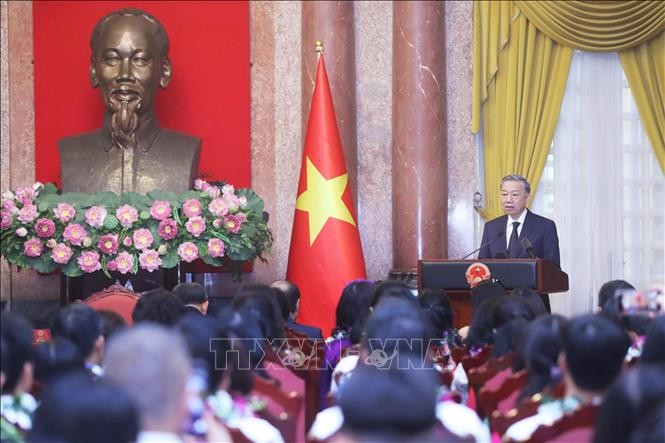 Tổng Bí thư, Chủ tịch nước Tô Lâm nói chuyện với đại biểu được tôn vinh trong phong trào thi đua &quot;Tham mưu giỏi, phục vụ tốt&quot; giai đoạn 2019-2024. Ảnh: Lâm Khánh/TTXVN