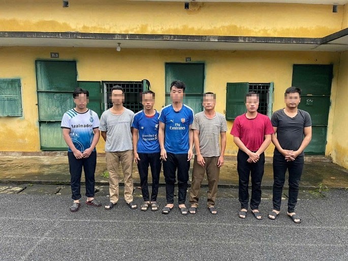 Các đối tượng bị bắt giữ vì có hành vi chặt phá, khai thác trái phép gỗ rừng.
