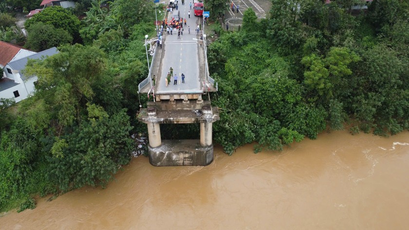  Trực tiếp từ hiện trường vụ sập cầu Phong Châu: 5 nạn nhân được đưa đi cấp cứu, 13 người bị cuốn trôi ảnh 1