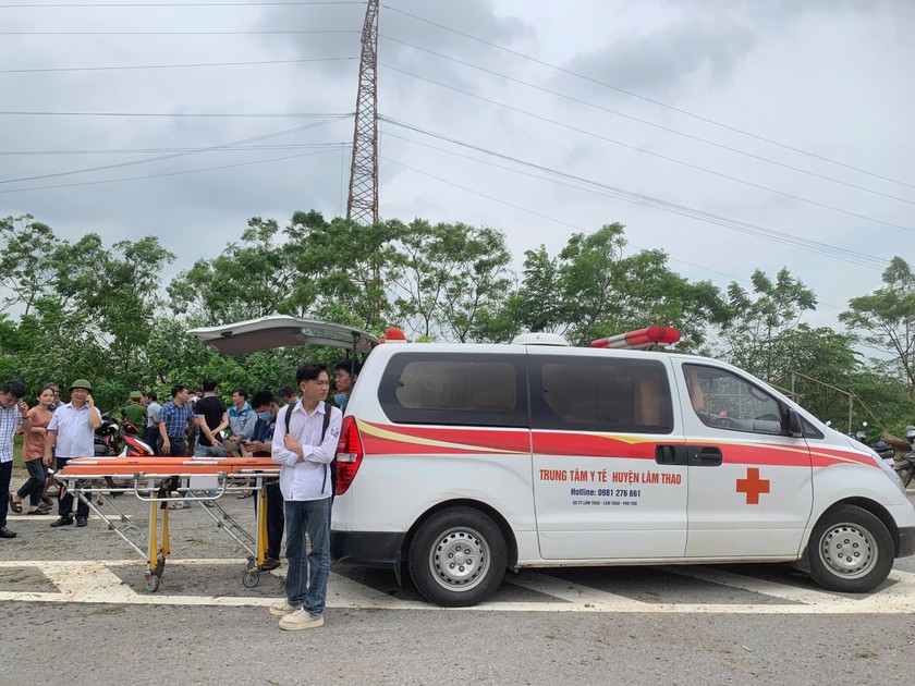 Các phương tiện cấp cứu và cán bộ y tế sẵn sàng ứng cứu nạn nhân.