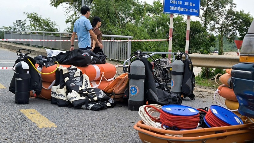  Trực tiếp từ hiện trường vụ sập cầu Phong Châu: 5 nạn nhân được đưa đi cấp cứu, 13 người bị cuốn trôi ảnh 4