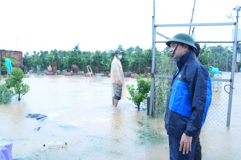 Chủ tịch UBND quận Tây Hồ Nguyễn Đình Khuyến đi kiểm tra khu vực ảnh hưởng nước lũ tại khu phố An Dương, quận Tây Hồ. Ảnh: Xuân Hoa