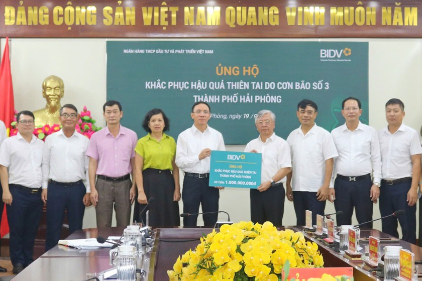 Ủy ban MTTQ Việt Nam TP Hải Phòng tiếp nhận ủng hộ của Ngân hàng BIDV ngày 19/9.