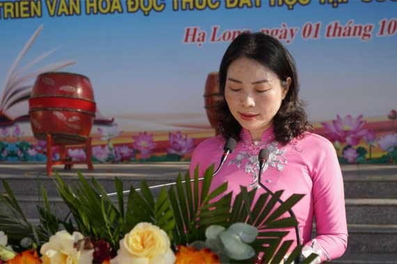 Bà Nguyễn Thị Thúy, Giám đốc Sở Giáo dục và Đào tạo tỉnh Quảng Ninh, Phó Ban Chỉ đạo Xây dựng xã hội học tập tỉnh Quảng Ninh phát biểu tại Lễ khai mạc Tuần lễ Hưởng ứng học tập suốt đời năm 2024