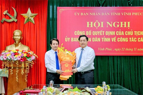 Chủ tịch UBND tỉnh Vĩnh Phúc Trần Duy Đông trao Quyết định Quyền Giám đốc sở Thông tin và Truyền thông cho đồng chí Lê Anh Tân.