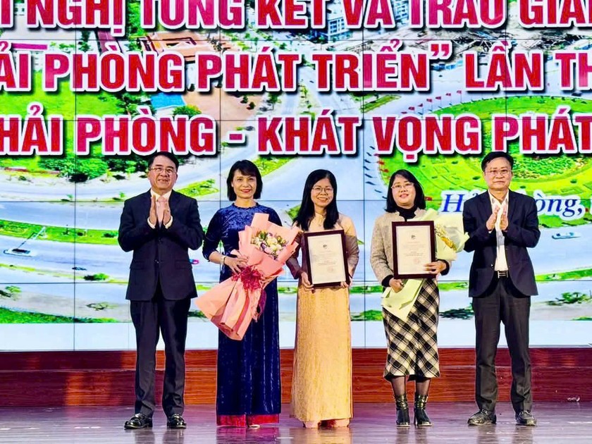 Phó Chủ tịch UBND TP Lê Khắc Nam trao Giải nhất cho nhóm các tác giả đạt giải "Vì một Hải Phòng phát triển" lần thứ VI.