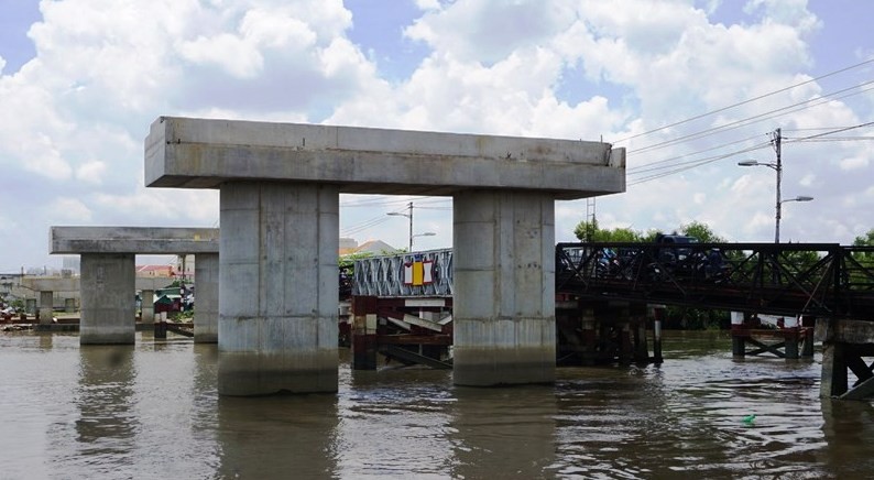 Cầu Long Kiểng ngưng thi công vì vướng mặt bằng.