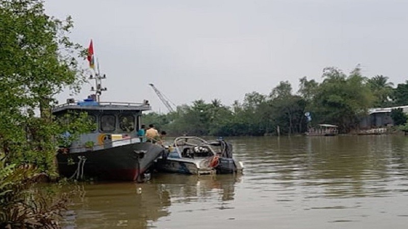 Cơ quan chức năng đang tiến hành khám nghiệm, điều tra nguyên nhân vụ việc.