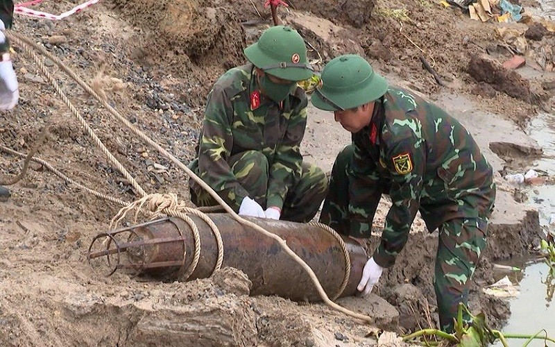 Lực lượng chức năng di dời quả bom để đi tiêu hủy.