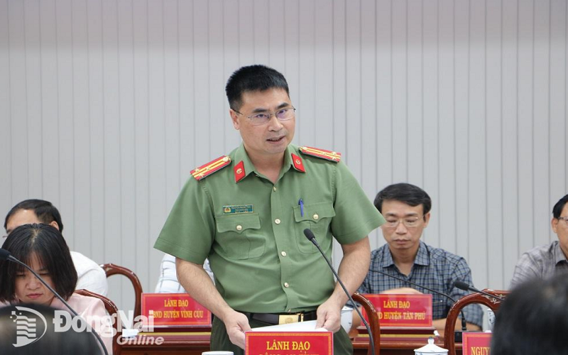 Thượng tá Nguyễn Mạnh Toàn, Phó giám đốc Công an tỉnh thông tin vụ việc tại hội nghị. Ảnh: Báo Đồng Nai