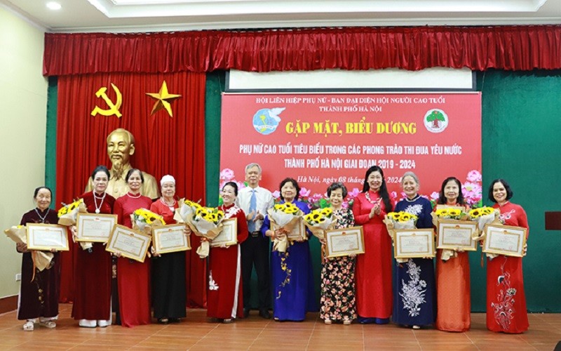 Chủ tịch Ủy ban MTTQ Việt Nam thành phố Hà Nội Nguyễn Lan Hương trao bằng khen của Chủ tịch UBND Thành phố tặng các cá nhân (Ảnh: Cổng TTĐT Hà Nội).