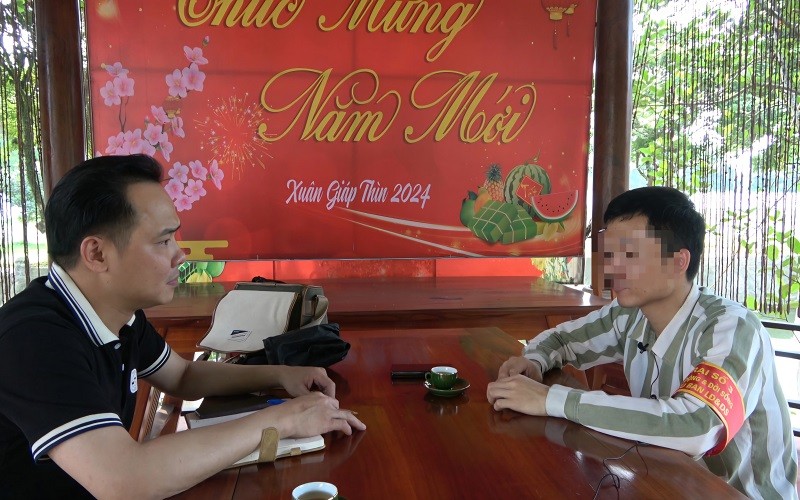 PV Báo PLVN trò chuyện với phạm nhân Nguyễn Thế Thi tại trại giam Phú Sơn 4 (Ảnh: Hồng Quân).
