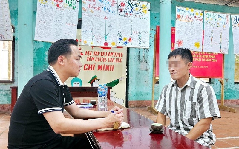 Phóng viên Báo PLVN gặp phạm nhân Nghĩa trong Trại giam Phú Sơn 4 (Ảnh: Tố Vân).