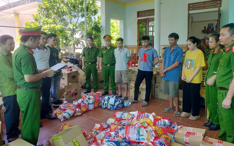 Cơ quan CSĐT Công an huyện Vĩnh Lộc thi hành Lệnh khám xét khẩn cấp Tổng kho Đông Hưng do Lê Tuấn Thành (dấu X) làm chủ (Ảnh: CATH).