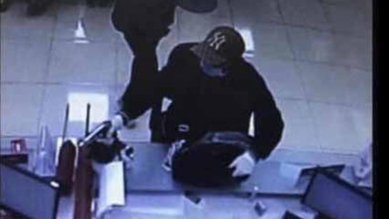 Đối tượng mang súng vào cướp ngân hàng được camera an ninh ghi lại.