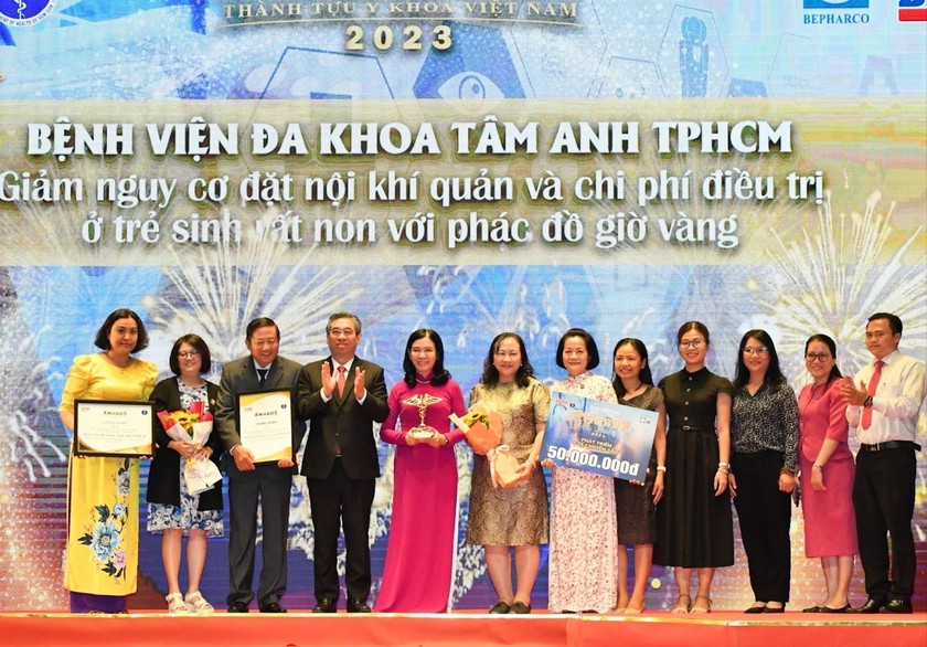 Tôn vinh phác đồ 'giờ vàng' cứu sống trẻ sinh cực non