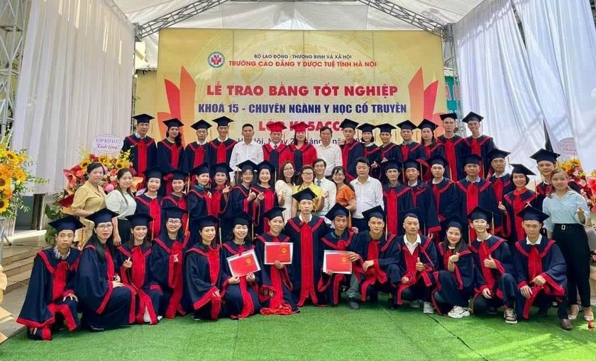 Sinh viên Trường CĐ Y Dược Tuệ Tĩnh Hà Nội trong lễ trao bằng tốt nghiệp ngành Y học cổ truyền.