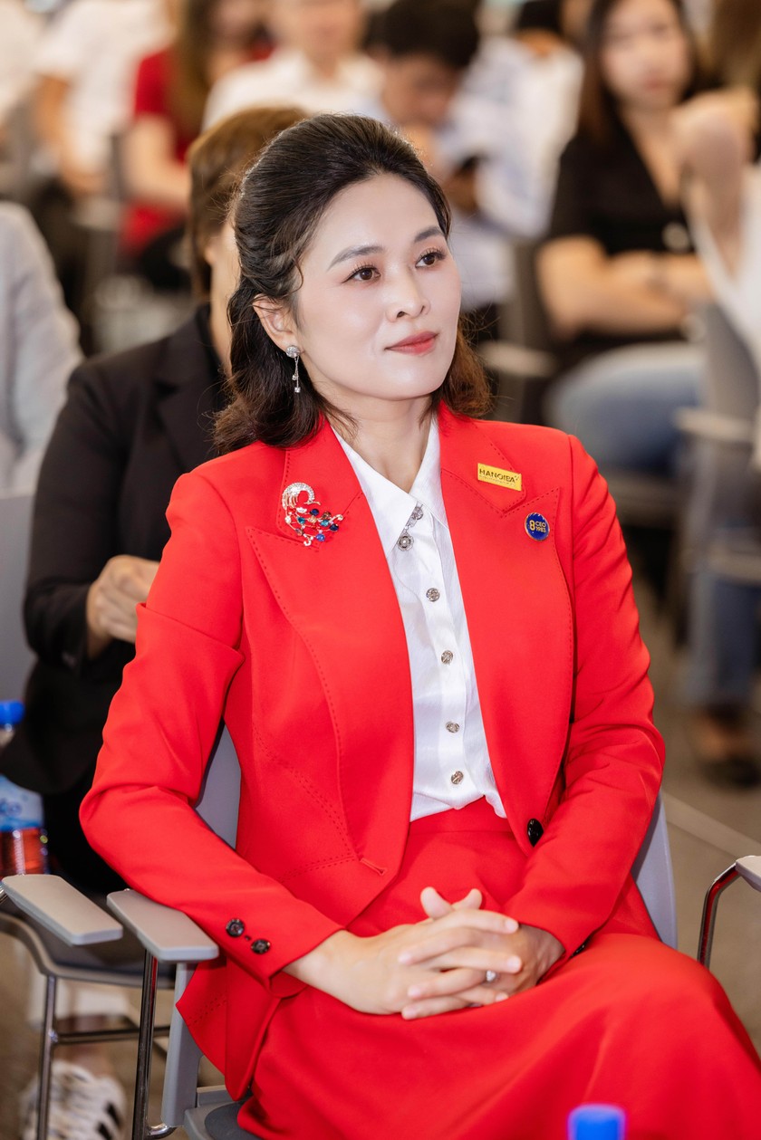 Bà Lê Dung Chủ tịch DGroup, Chủ tịch CLB CEO 1983.