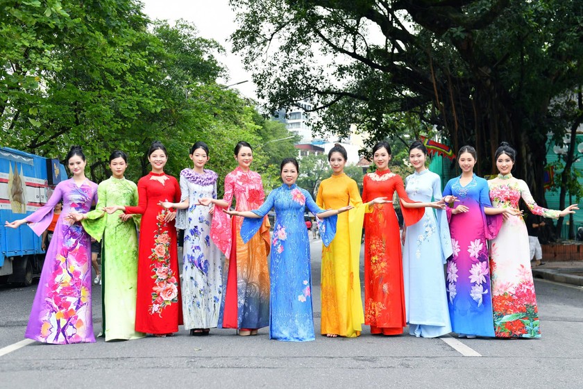 BST Áo dài sắc hoa Thu Hà Nội - NTK Luân Nguyễn.