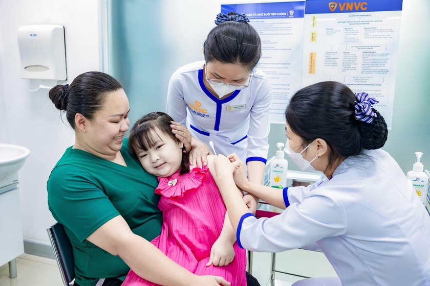 Gần 15.000 người đến VNVC tiêm vaccine sốt xuất huyết trong 5 ngày