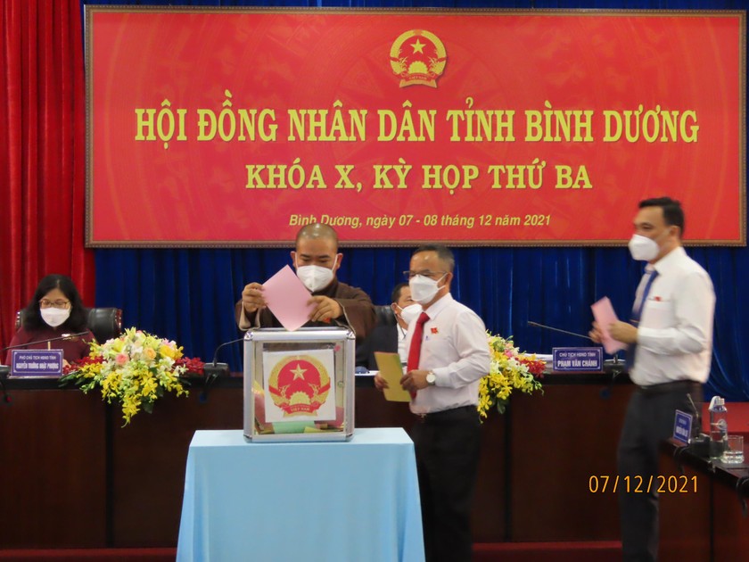 Đại biểu Hội đồng nhân dân tỉnh khoá X, nhiệm kỳ 2021 – 2026 tiến hành bỏ phiếu.